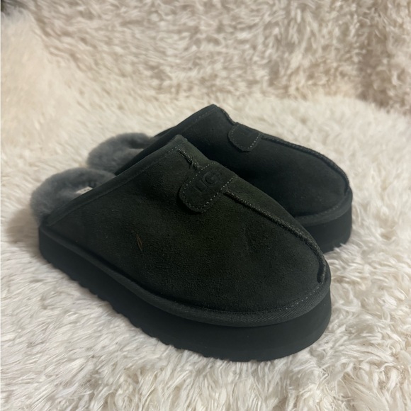 Ugg - Picture 2 of 5